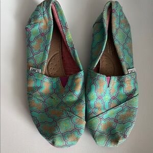 TOMS Women's Teal and Gold Patterned Flats